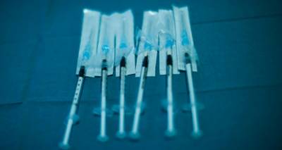 Στα άκρα η κόντρα ΕΕ-AstraZeneca: Μπλόκο στις εξαγωγές στη Βρετανία, έφοδος με εντολή Κομισιόν στις εγκαταστάσεις για επιθεώρηση