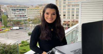 &Epsilon;&lambda;έ&nu;&eta; &Gamma;&iota;ώ&kappa;&omicron;&upsilon;: &Eta; &delta;&eta;&mu;&omicron;&sigma;&iota;&omicron;&gamma;&rho;ά&phi;&omicron;&sigmaf; &tau;&omicron;&upsilon; CNN &mu;&epsilon; &kappa;&alpha;&tau;&alpha;&gamma;&omega;&gamma;ή &alpha;&pi;ό &Lambda;ή&mu;&nu;&omicron; | &Eta; &mu;&epsilon;&tau;ά&lambda;&lambda;&alpha;&xi;&eta; ό&mu;&iota;&kappa;&rho;&omicron;&nu; &kappa;&iota; &eta; &kappa;&alpha;&rho;&alpha;&nu;&tau;ί&nu;&alpha; &sigma;&tau;&eta;&nu; &Alpha;&theta;ή&nu;&alpha;