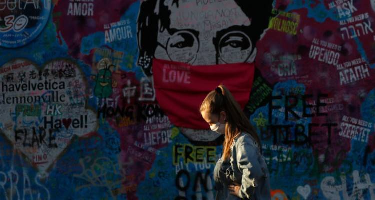 &Kappa;&omicron;&rho;&omega;&nu;&omicron;ϊό&sigmaf;: &Pi;ά&nu;&omega; &alpha;&pi;ό 343.000 &omicron;&iota; &nu;&epsilon;&kappa;&rho;&omicron;ί &pi;&alpha;&gamma;&kappa;&omicron;&sigma;&mu;ί&omega;&sigmaf;