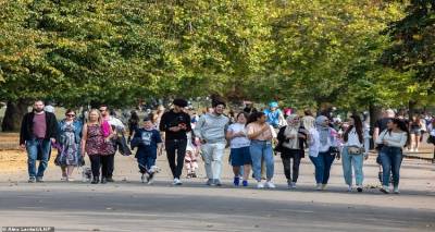 Περίπατος στο Χάιντ Παρκ χωρίς μάσκες και υπαίθριες συναθροίσεις που παραβιάζουν &quot;τον κανόνα των 6&quot;