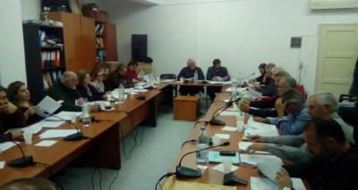 Έ&nu;&tau;&alpha;&sigma;&eta; &kappa;&alpha;&iota; &delta;&iota;&alpha;&pi;&lambda;&eta;&kappa;&tau;&iota;&sigma;&mu;&omicron;ί &sigma;&tau;&omicron; &Delta;&eta;&mu;&omicron;&tau;&iota;&kappa;ό &Sigma;&upsilon;&mu;&beta;&omicron;ύ&lambda;&iota;&omicron; &tau;&eta;&sigmaf; &Lambda;ή&mu;&nu;&omicron;&upsilon;