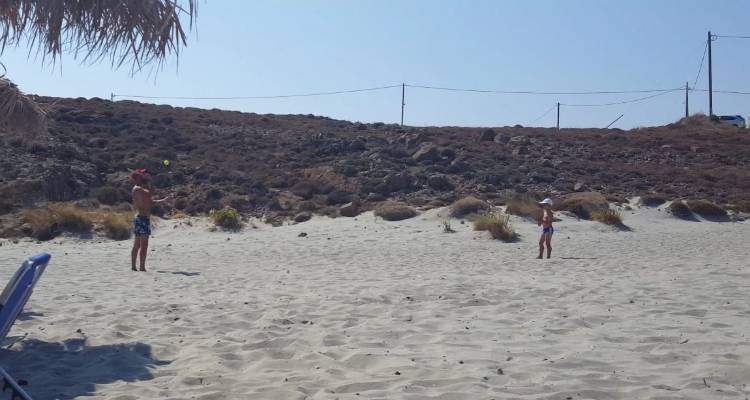 Λήμνος: Ο πιτσιρικάς που «τρέλανε» το Μικρό Φαναράκι με τις ικανότητες του στις ρακέτες! (video)