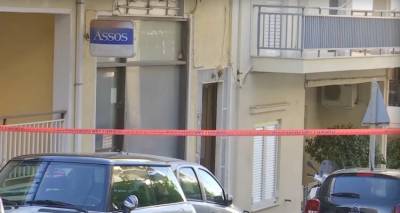 &Eta;&lambda;&iota;&omicron;ύ&pi;&omicron;&lambda;&eta;: &Epsilon;&xi;&epsilon;&tau;ά&zeta;&omicron;&upsilon;&nu; &tau;&omicron; &sigma;&epsilon;&nu;ά&rho;&iota;&omicron; &omicron; &gamma;&iota;&omicron;&sigmaf; &nu;&alpha; &sigma;&kappa;ό&tau;&omega;&sigma;&epsilon; &tau;&eta; &mu;&eta;&tau;έ&rho;&alpha; &kappa;&alpha;&iota; &mu;&epsilon;&tau;ά &nu;&alpha; &alpha;&upsilon;&tau;&omicron;&kappa;&tau;ό&nu;&eta;&sigma;&epsilon; -&Tau;&alpha; &nu;έ&alpha; &delta;&epsilon;&delta;&omicron;&mu;έ&nu;&alpha;