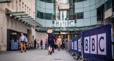 Πώς έφθασαν στην παραίτηση τα δύο στελέχη του BBC -Το μοντάζ στην ομιλία Τραμπ, προκαταλήψεις για τρανς, Ισραήλ, Γάζα