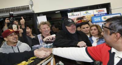 &Eta;&Pi;&Alpha;: &Upsilon;&pi;&epsilon;&rho;&tau;&upsilon;&chi;&epsilon;&rho;ό&sigmaf; &tau;&omicron;&upsilon; &lambda;ό&tau;&tau;&omicron; &kappa;έ&rho;&delta;&iota;&sigma;&epsilon; &tau;&omicron; &alpha;&pi;ί&sigma;&tau;&epsilon;&upsilon;&tau;&omicron; &pi;&omicron;&sigma;ό &tau;&omega;&nu; 758 &epsilon;&kappa;&alpha;&tau;&omicron;&mu;&mu;&upsilon;&rho;ί&omega;&nu; &delta;&omicron;&lambda;&alpha;&rho;ί&omega;&nu;