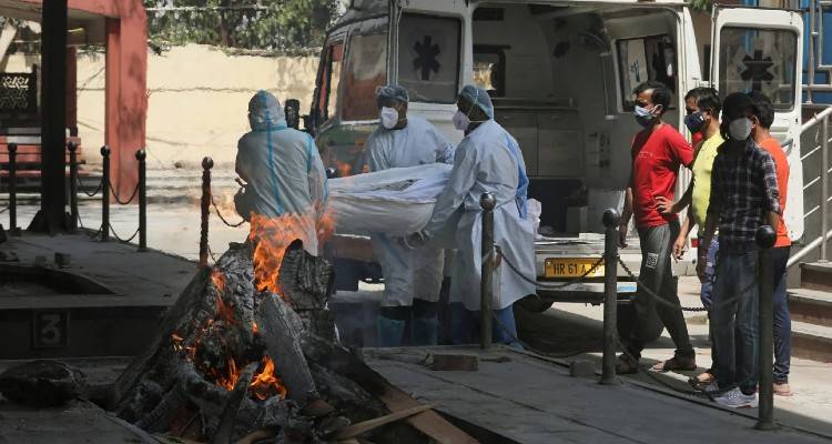 Σαρώνει η νέα παραλλαγή του κορωνοϊού στην Ινδία | Καίνε νεκρούς σε κρεματόρια μέρα-νύχτα