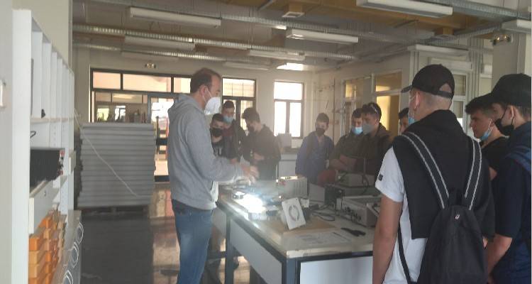 &Mu;&omicron;&upsilon;&delta;&rho;&omicron;: &Kappa;&alpha;&iota; &mu;&epsilon;&tau;ά &tau;&omicron; &Gamma;&upsilon;&mu;&nu;ά&sigma;&iota;&omicron; &tau;&iota;;