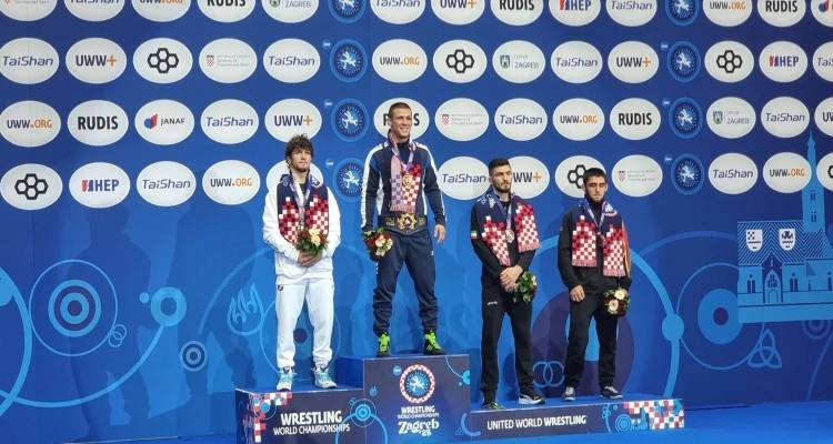 Έ&gamma;&rho;&alpha;&psi;&epsilon; &iota;&sigma;&tau;&omicron;&rho;ί&alpha; &omicron; &Kappa;&omicron;&upsilon;&gamma;&iota;&omicron;&upsilon;&mu;&tau;&sigma;ί&delta;&eta;&sigmaf;: &Kappa;&alpha;&tau;έ&kappa;&tau;&eta;&sigma;&epsilon; &tau;&omicron; &pi;&rho;ώ&tau;&omicron; &epsilon;&lambda;&lambda;&eta;&nu;&iota;&kappa;ό &chi;&rho;&upsilon;&sigma;ό &mu;&epsilon;&tau;ά&lambda;&lambda;&iota;&omicron; &sigma;&epsilon; &Pi;&alpha;&gamma;&kappa;ό&sigma;&mu;&iota;&omicron; &Pi;&rho;&omega;&tau;ά&theta;&lambda;&eta;&mu;&alpha; &Pi;ά&lambda;&eta;&sigmaf;
