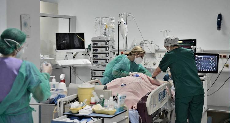 Γιατροί και νοσηλευτές γίνονται αγγελιοφόροι ευχών για ασθενείς και συγγενείς τον καιρό της Covid-19