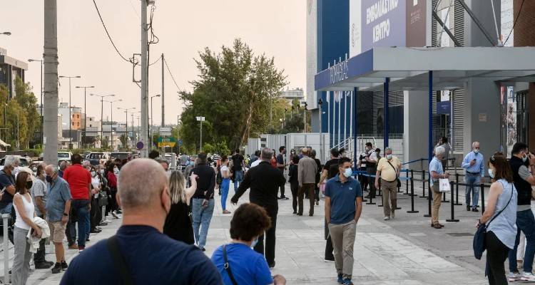 SOS για τη μετάλλαξη Δέλτα: Διευκολύνσεις στον εμβολιασμό, πίεση στους ανεμβολίαστους