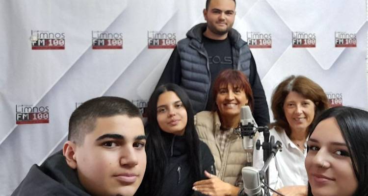 &Lambda;ή&mu;&nu;&omicron;&sigmaf;: &Omicron;&iota; &mu;&alpha;&theta;&eta;&tau;έ&sigmaf; &tau;&omicron;&upsilon; &Epsilon;&Pi;&Alpha;&Lambda; &Mu;ύ&rho;&iota;&nu;&alpha;&sigmaf; &pi;&omicron;&upsilon; &tau;&alpha;&xi;ί&delta;&epsilon;&psi;&alpha;&nu; &sigma;&tau;&iota;&sigmaf; &Beta;&rho;&upsilon;&xi;έ&lambda;&lambda;&epsilon;&sigmaf;, &mu;ί&lambda;&eta;&sigma;&alpha;&nu; &sigma;&tau;&omicron;&nu; Fm 100 &gamma;&iota;&alpha; &tau;&eta;&nu; &epsilon;&mu;&pi;&epsilon;&iota;&rho;ί&alpha; &tau;&omicron;&upsilon;&sigmaf;