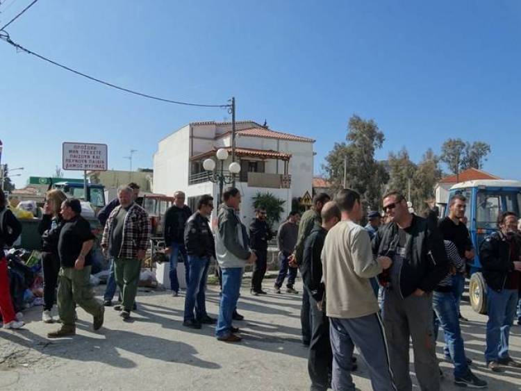 Αποσύρονται τα τρακτέρ των αγροτών από την Λεωφόρο Δημοκρατίας