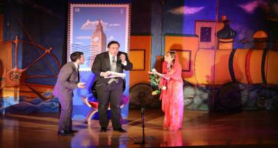 &Omicron; &Chi;ά&rho;&eta;&sigmaf; &Rho;ώ&mu;&alpha;&sigmaf; &sigma;&tau;&omicron;&nu; FM 100 &gamma;&iota;&alpha; &tau;&omicron; &laquo;&Gamma;ύ&rho;&omicron; &tau;&omicron;&upsilon; &kappa;ό&sigma;&mu;&omicron;&upsilon; &sigma;&epsilon; 80 &eta;&mu;έ&rho;&epsilon;&sigmaf;&raquo;