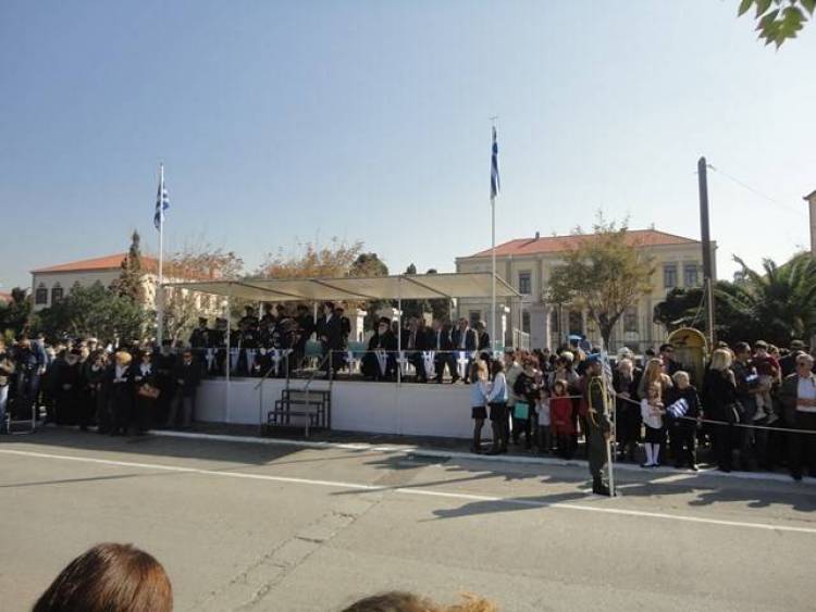 Με σύμμαχο τον καιρό ολοκληρώθηκαν οι μαθητικές και στρατιωτικές παρέλασεις στη Λήμνο