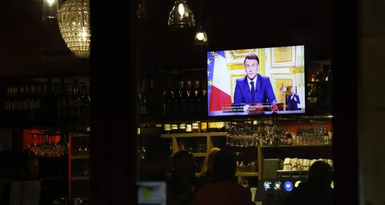 Μακρόν υπό πίεση να ορίσει νέο πρωθυπουργό -Σε διάγγελμα ξεκαθάρισε ότι δεν παραιτείται