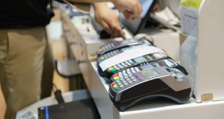 Παραμένει η υποχρέωση για ηλεκτρονικές αποδείξεις, στο 30% του εισοδήματος | Αναλυτικές οδηγίες