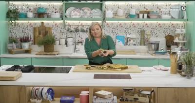 &Eta; &Nu;&tau;ί&nu;&alpha; &Nu;&iota;&kappa;&omicron;&lambda;ά&omicron;&upsilon; &delta;&epsilon;&nu; &xi;έ&chi;&alpha;&sigma;&epsilon; &tau;&eta;&nu; &alpha;&gamma;ά&pi;&eta; &tau;&eta;&sigmaf; &gamma;&iota;&alpha; &tau;&eta; &Lambda;ή&mu;&nu;&omicron; (video)