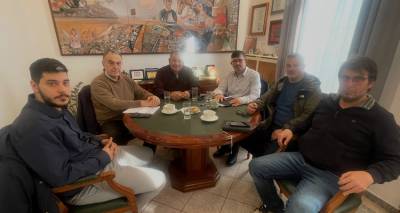 &Sigma;&upsilon;&nu;ά&nu;&tau;&eta;&sigma;&eta; &delta;&eta;&mu;&omicron;&tau;&iota;&kappa;ή&sigmaf; &alpha;&rho;&chi;ή&sigmaf; &mu;&epsilon; &tau;&omicron;&nu; &Chi;. &Alpha;&theta;&alpha;&nu;&alpha;&sigma;ί&omicron;&upsilon; &gamma;&iota;&alpha; &tau;&iota;&sigmaf; &zeta;&eta;&mu;&iota;έ&sigmaf; &tau;&eta;&sigmaf; &kappa;&alpha;&kappa;&omicron;&kappa;&alpha;&iota;&rho;ί&alpha;&sigmaf; &kappa;&alpha;&iota; &tau;&iota;&sigmaf; &alpha;&pi;&omicron;&zeta;&eta;&mu;&iota;ώ&sigma;&epsilon;&iota;&sigmaf;