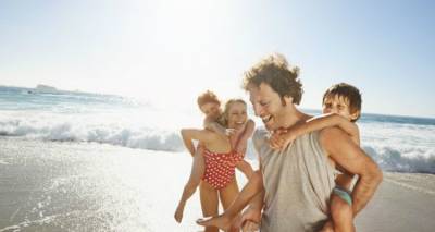 Bρετανία: Ανάβει το πράσινο φως για τις διακοπές στη Μεσόγειο