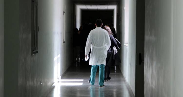 Κορωνοϊός: Στην Αθήνα το τρίτο κρούσμα | Ακυρώνονται όλα τα καρναβάλια στη χώρα