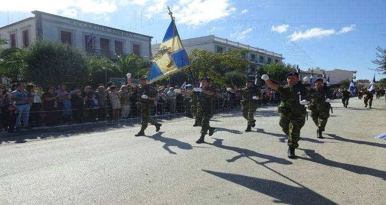 &Mu;&epsilon; &mu;&omicron;&nu;&alpha;&delta;&iota;&kappa;ή &lambda;&alpha;&mu;&pi;&rho;ό&tau;&eta;&tau;&alpha; &epsilon;&omicron;&rho;&tau;ά&sigma;&tau;&eta;&kappa;&epsilon; &eta; 104&eta; &epsilon;&pi;έ&tau;&epsilon;&iota;&omicron;&sigmaf; &alpha;&pi;&epsilon;&lambda;&epsilon;&upsilon;&theta;έ&rho;&omega;&sigma;&eta;&sigmaf; &tau;&eta;&sigmaf; &Lambda;ή&mu;&nu;&omicron;&upsilon; (photos)