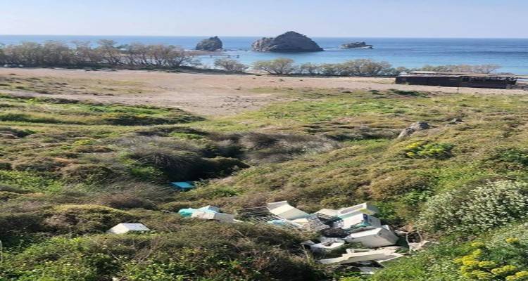 Λήμνος: Σκουπίδια στον Αυλώνα