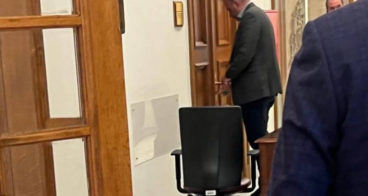 &Sigma;&tau;&alpha; &chi;έ&rho;&iota;&alpha; &tau;&omicron;&upsilon; &Alpha;&nu;&delta;&rho;&omicron;&upsilon;&lambda;ά&kappa;&eta; &tau;&alpha; &kappa;&lambda;&epsilon;&iota;&delta;&iota;ά &tau;&omicron;&upsilon; &gamma;&rho;&alpha;&phi;&epsilon;ί&omicron;&upsilon; &tau;&eta;&sigmaf; &alpha;&xi;&iota;&omega;&mu;&alpha;&tau;&iota;&kappa;ή&sigmaf; &alpha;&nu;&tau;&iota;&pi;&omicron;&lambda;ί&tau;&epsilon;&upsilon;&sigma;&eta;&sigmaf; &sigma;&tau;&eta; &Beta;&omicron;&upsilon;&lambda;ή | &Pi;ό&tau;&epsilon; &theta;&alpha; &mu;&epsilon;&tau;&alpha;&kappa;&omicron;&mu;ί&sigma;&epsilon;&iota;