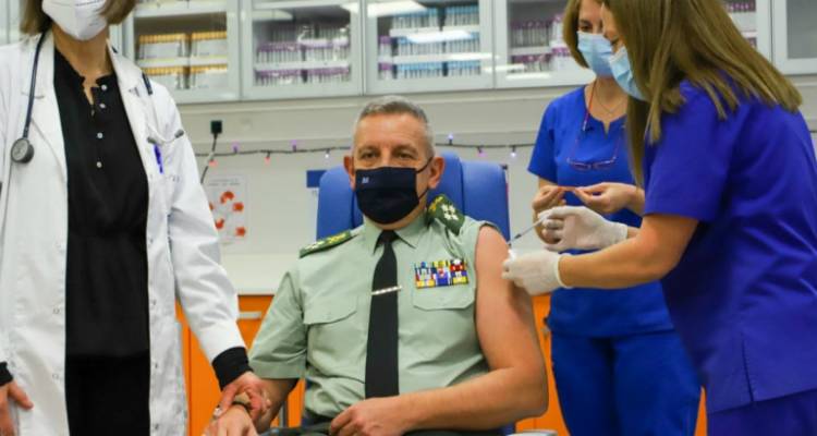 Πραγματοποιήθηκαν οι τελευταίοι εμβολιασμοί για σήμερα | Στον Αρχηγό ΓΕΕΘΑ και τον Μητροπολίτη Ναυπάκτου (photos)