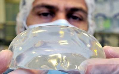 Ξεκίνησε η δίκη για το σκάνδαλο με τα εμφυτεύματα στήθους