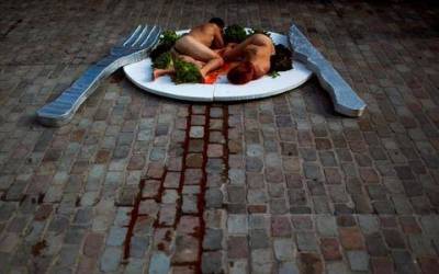 Διαμαρτυρήθηκαν γυμνοί, μέσα σε...πιάτο, κατά της κατανάλωσης κρέατος