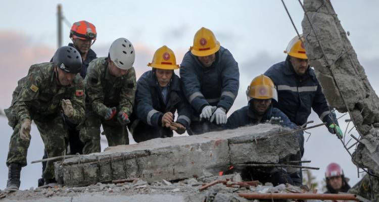&Sigma;&epsilon;&iota;&sigma;&mu;ό&sigmaf; &sigma;&tau;&eta;&nu; &Alpha;&lambda;&beta;&alpha;&nu;ί&alpha;: &Sigma;&tau;&omicron;&upsilon;&sigmaf; 35 &omicron;&iota; &nu;&epsilon;&kappa;&rho;&omicron;ί | &laquo;&Epsilon;&pi;&epsilon;&sigma;&epsilon; &tau;&omicron; &tau;&alpha;&beta;ά&nu;&iota; &sigma;&tau;&alpha; &kappa;&epsilon;&phi;ά&lambda;&iota;&alpha; &mu;&alpha;&sigmaf;&raquo;, &sigma;&upsilon;&gamma;&kappa;&lambda;&omicron;&nu;ί&zeta;&omicron;&upsilon;&nu; &omicron;&iota; &iota;&sigma;&tau;&omicron;&rho;ί&epsilon;&sigmaf;