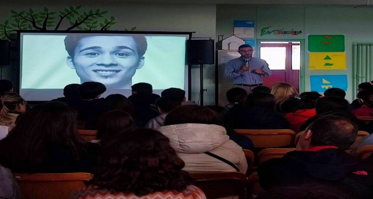 &Gamma;&upsilon;&mu;&nu;ά&sigma;&iota;&omicron; &Mu;&omicron;ύ&delta;&rho;&omicron;&upsilon;: &Omicron; &Pi;έ&tau;&rho;&omicron;&sigmaf; &Kappa;&epsilon;&chi;&alpha;&gamma;&iota;ά&sigmaf; &mu;ί&lambda;&eta;&sigma;&epsilon; &gamma;&iota;&alpha; &tau;&eta; &beta;ί&alpha; &kappa;&alpha;&iota; &tau;&iota;&sigmaf; &mu;&omicron;&rho;&phi;έ&sigmaf; &tau;&eta;&sigmaf;