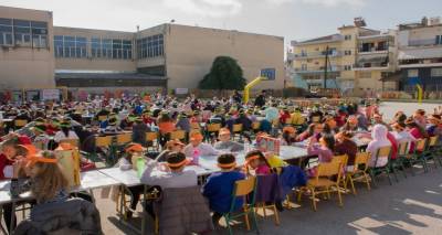 &Lambda;ή&mu;&nu;&omicron;&sigmaf;: &Omicron;&mu;&alpha;&delta;&iota;&kappa;ό &epsilon;&pi;&iota;&tau;&rho;&alpha;&pi;έ&zeta;&iota;&omicron; &pi;&alpha;&iota;&chi;&nu;ί&delta;&iota; &mu;&epsilon; &tau;&eta;&nu; &omicron;&iota;&kappa;&omicron;&gamma;έ&nu;&epsilon;&iota;&alpha; &kappa;&alpha;&iota; &tau;&omicron;&upsilon;&sigmaf; &phi;ί&lambda;&omicron;&upsilon;&sigmaf; &sigma;&tau;&eta; &Lambda;&Alpha;&Phi; &alpha;&pi;ό &tau;&iota;&sigmaf; &kappa;&omicron;&iota;&nu;&omega;&nu;&iota;&kappa;έ&sigmaf; &delta;&omicron;&mu;έ&sigmaf;