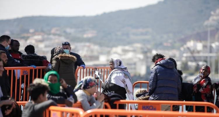 Μετανάστες στα νησιά: Μεταφέρονται στην ηπειρωτική Ελλάδα 2.380 αιτούντες άσυλο