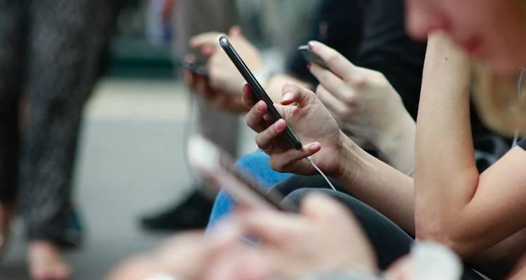 Ιρλανδία: Ολόκληρη πόλη ενώθηκε κατά των smartphones
