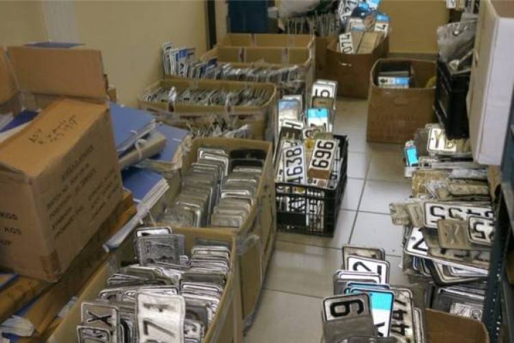 3.000 &pi;&iota;&nu;&alpha;&kappa;ί&delta;&epsilon;&sigmaf; &kappa;&alpha;&tau;&alpha;&tau;έ&theta;&eta;&kappa;&alpha;&nu; &tau;&alpha; 3 &tau;&epsilon;&lambda;&epsilon;&upsilon;&tau;&alpha;ί&alpha; &chi;&rho;ό&nu;&iota;&alpha; &sigma;&tau;&eta; &Lambda;ή&mu;&nu;&omicron;