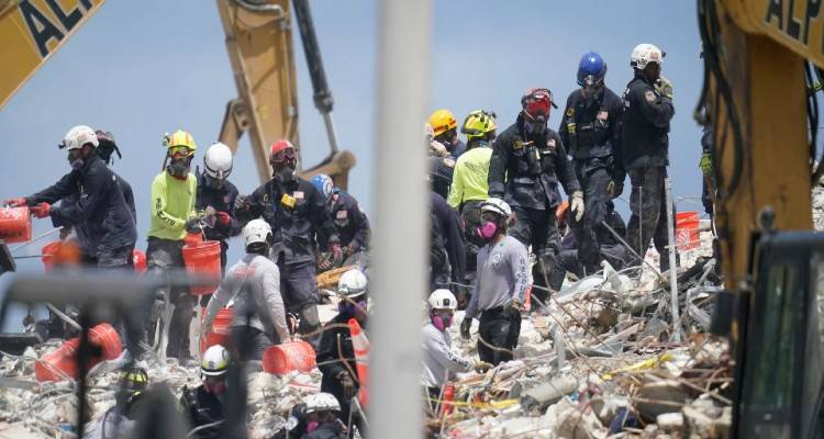 Μαϊάμι: Δεν χάνουν την ελπίδα για επιζώντες οι διασώστες -Με γερανούς και υπέρυθρη σάρωση οι έρευνες