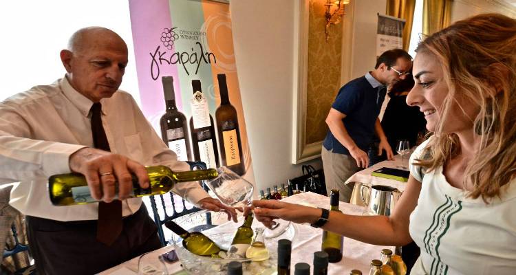 &Tau;&alpha; &kappa;&rho;&alpha;&sigma;&iota;ά &tau;&omicron;&upsilon; &Alpha;&iota;&gamma;&alpha;ί&omicron;&upsilon; &kappa;έ&rho;&delta;&iota;&sigma;&alpha;&nu; &tau;&iota;&sigmaf; &kappa;&alpha;&rho;&delta;&iota;έ&sigmaf; &tau;&omega;&nu; &Alpha;&theta;&eta;&nu;&alpha;ί&omega;&nu; (photos)