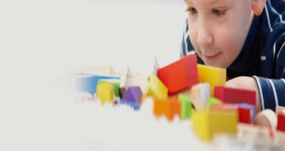 &Sigma;&tau;&eta; &Lambda;ή&mu;&nu;&omicron; &omicron; &pi;&alpha;&iota;&delta;&omicron;&psi;&upsilon;&chi;ί&alpha;&tau;&rho;&omicron;&sigmaf; &Gamma;&iota;ώ&rho;&gamma;&omicron;&sigmaf; &Phi;&rho;έ&rho;&eta;&sigmaf;