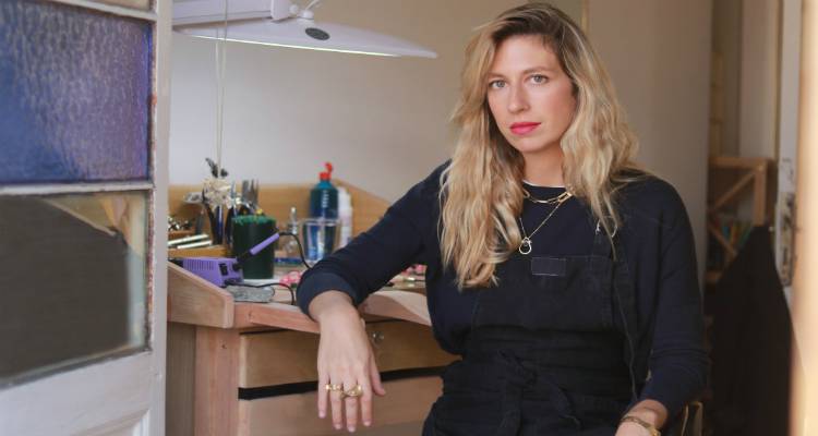 Ζωή Ξεμαντήλωτου: Η ελληνίδα designer κοσμημάτων από τον Αϊ-Στράτη που κατέκτησε το Vanity Fair