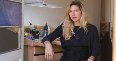 &Zeta;&omega;ή &Xi;&epsilon;&mu;&alpha;&nu;&tau;ή&lambda;&omega;&tau;&omicron;&upsilon;: &Eta; &epsilon;&lambda;&lambda;&eta;&nu;ί&delta;&alpha; designer &kappa;&omicron;&sigma;&mu;&eta;&mu;ά&tau;&omega;&nu; &alpha;&pi;ό &tau;&omicron;&nu; &Alpha;ϊ-&Sigma;&tau;&rho;ά&tau;&eta; &pi;&omicron;&upsilon; &kappa;&alpha;&tau;έ&kappa;&tau;&eta;&sigma;&epsilon; &tau;&omicron; Vanity Fair