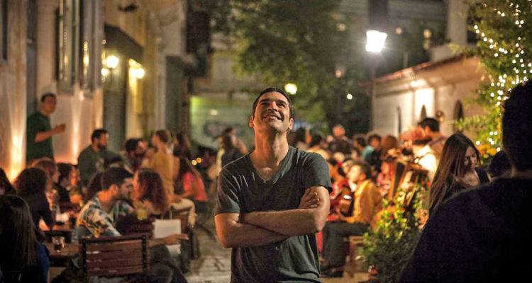 "&Omicron; &kappa;ό&sigma;&mu;&omicron;&sigmaf;" &tau;&omicron;&upsilon; &Pi;&alpha;&pi;&alpha;&kappa;&alpha;&lambda;&iota;ά&tau;&eta; έ&rho;&chi;&epsilon;&tau;&alpha;&iota; &sigma;&tau;&omicron; &Mu;&alpha;&rho;&omicron;ύ&lambda;&alpha; (video)