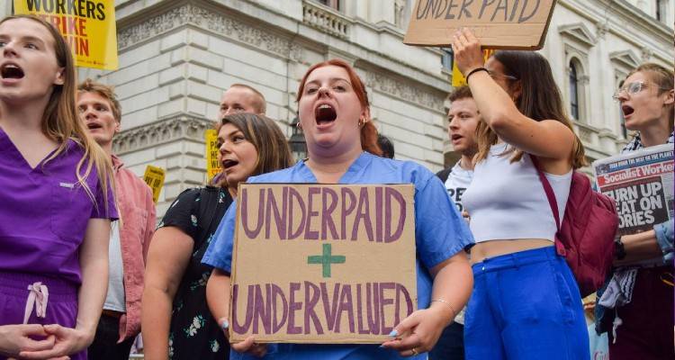 &Beta;&rho;&epsilon;&tau;&alpha;&nu;ί&alpha; : &Tau;&omicron; &nu;&omicron;&sigma;&eta;&lambda;&epsilon;&upsilon;&tau;&iota;&kappa;ό &pi;&rho;&omicron;&sigma;&omega;&pi;&iota;&kappa;ό &tau;&omicron;&upsilon; NHS &pi;&rho;&omicron;&epsilon;&tau;&omicron;&iota;&mu;ά&zeta;&epsilon;&tau;&alpha;&iota; &gamma;&iota;&alpha; &tau;&eta; &mu;&epsilon;&gamma;&alpha;&lambda;ύ&tau;&epsilon;&rho;&eta; &alpha;&pi;&epsilon;&rho;&gamma;ί&alpha; &epsilon;&delta;ώ &kappa;&alpha;&iota; έ&nu;&alpha;&nu; &alpha;&iota;ώ&nu;&alpha;