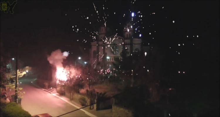 Εντυπωσιακή Ανάσταση στο Μούδρο | Πολύχρωμα βεγγαλικά φώτισαν τον ουρανό (video)