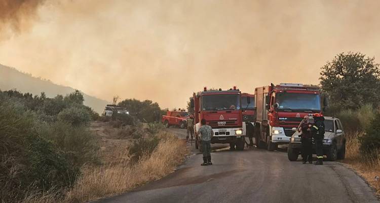 Μαίνεται η φωτιά στην Εύβοια | Νέο 112 για εκκένωση σε Πετριές και Κριεζά