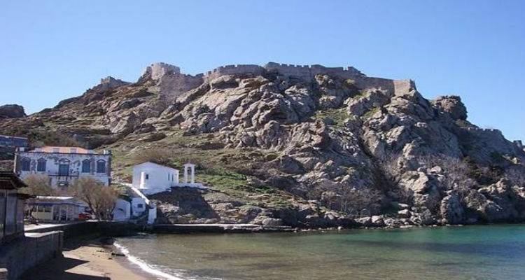 Η Εφορεία Αρχαιοτήτων Λέσβου για κατάρρευση μέρος τείχους του Φρουρίου Μύρινας