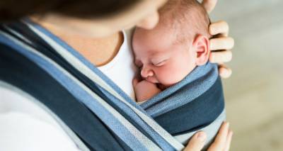 &Sigma;&upsilon;&nu;ά&nu;&tau;&eta;&sigma;&eta; babywearing &sigma;&tau;&eta; &Mu;ύ&rho;&iota;&nu;&alpha;