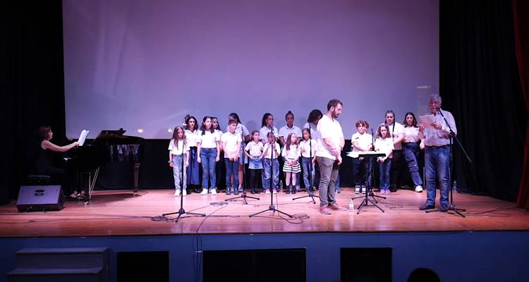 &Delta;&epsilon;ί&tau;&epsilon; &omicron;&lambda;ό&kappa;&lambda;&eta;&rho;&eta; &tau;&eta; &Mu;&omicron;&upsilon;&sigma;&iota;&kappa;ή &Pi;&alpha;&rho;ά&sigma;&tau;&alpha;&sigma;&eta; &laquo;&Pi;&alpha;&rho;&alpha;&mu;ύ&theta;&iota; &chi;&omega;&rho;ί&sigmaf; Ό&nu;&omicron;&mu;&alpha;&raquo; &tau;&eta;&sigmaf; &Pi;&alpha;&iota;&delta;&iota;&kappa;ή&sigmaf; &Chi;&omicron;&rho;&omega;&delta;ί&alpha;&sigmaf; &tau;&omicron;&upsilon; &Delta;ή&mu;&omicron;&upsilon; &Lambda;ή&mu;&nu;&omicron;&upsilon;
