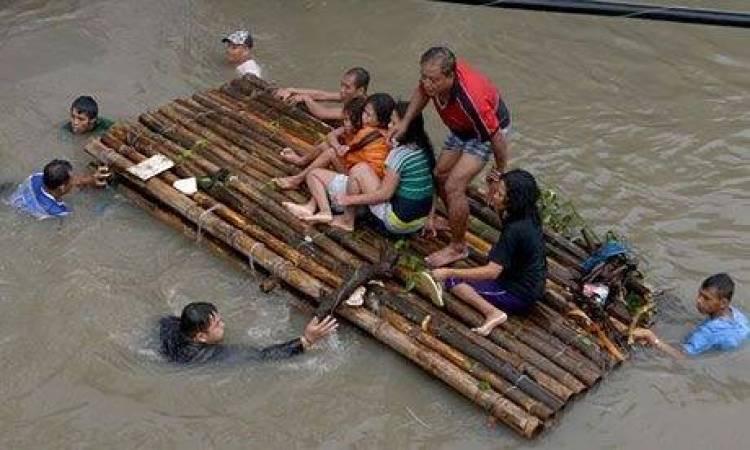 Παρέλυσε η Μανίλα από τις βροχές