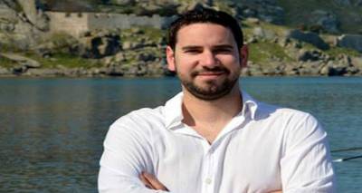 &Omicron; &Gamma;. &Zeta;&alpha;&chi;ά&rho;&omega;&phi; &alpha;&nu;&omicron;ί&gamma;&epsilon;&iota; &tau;&alpha; &chi;&alpha;&rho;&tau;&iota;ά &tau;&omicron;&upsilon; &sigma;&tau;&omicron;&nu; Fm 100: &laquo;&Gamma;&iota;&alpha;&tau;ί &alpha;&nu;&epsilon;&xi;&alpha;&rho;&tau;&eta;&tau;&omicron;&pi;&omicron;&iota;ή&theta;&eta;&kappa;&alpha;&raquo;